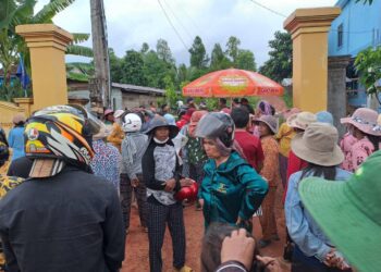 ទិដ្ឋភាពពលរដ្ឋមានជម្លោះដីធ្លីដែលប្រមូលផ្ដុំមុខអធិការដ្ឋាននគរបាលស្រុកស្រែអំបិលដើម្បីទាមទារឱ្យដោះលែងសកម្មជនដីធ្លីផ្សេងទៀតដែលត្រូវបានសមត្ថកិច្ចចាប់ខ្លួន នៅថ្ងៃទី២៩ ខែមិថុនា ឆ្នាំ២០២៣។ (ពលរដ្ឋអ្នកសារព័ត៌មានខេត្តកោះកុង)