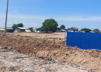 ទិដ្ឋភាពចាក់ដី និងព័ទ្ធរបង ដែលអ្នកភូមិអះអាងថា ជារបស់ក្រុមហ៊ុនព្រលានយន្តហោះថ្មី ស្ថិតនៅភូមិអំពៅព្រៃ ឃុំកណ្ដោក ស្រុកកណ្ដាលស្ទឹង ខេត្តកណ្តាលកាលពីថ្ងៃទី១១ ខែកក្កដា ឆ្នាំ២០២៣ ដែលបណ្តាលឱ្យពលរដ្ឋ១៤គ្រួសារពិបាកចេញចូលលំនៅឋានរបស់ពួកគាត់។ (ពលរដ្ឋអ្នកសារព័ត៌មាន)