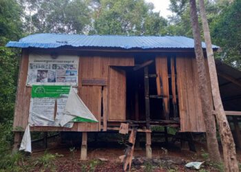 ទិដ្ឋភាពស្នាក់ការរបស់សហគមន៍ព្រៃក្បាលខ្លា ស្ថិតនៅភូមិស្រែចង់ ឃុំសណ្ដាន់ ស្រុកសណ្ដាន់ ខេត្ដកំពង់ធំ ត្រូវបានជនខិលខូចលួចដុតបំផ្លាញ កាលពីយប់ថ្ងៃទី១២ ខែកក្កដា ឆ្នាំ២០២៣។ (ពលរដ្ឋអ្នកសារព័ត៌មាន)