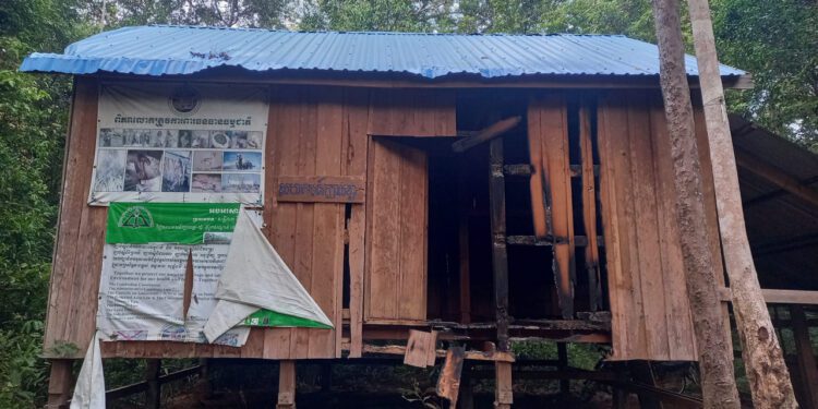 ទិដ្ឋភាពស្នាក់ការរបស់សហគមន៍ព្រៃក្បាលខ្លា ស្ថិតនៅភូមិស្រែចង់ ឃុំសណ្ដាន់ ស្រុកសណ្ដាន់ ខេត្ដកំពង់ធំ ត្រូវបានជនខិលខូចលួចដុតបំផ្លាញ កាលពីយប់ថ្ងៃទី១២ ខែកក្កដា ឆ្នាំ២០២៣។ (ពលរដ្ឋអ្នកសារព័ត៌មាន)