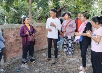 ពលរដ្ឋជាច្រើនាក់នៅឃុំតាជេស នាំគ្នាតវ៉ាកាលពីខែមិថុនា ឆ្នាំ២០២៣ សុំឱ្យនាយកសាលាបឋមសិក្សាវត្តថ្មី និងអាជ្ញាធរជួយបើករបងសាលាទំហំ២ម៉ែត្រ ដើម្បីឱ្យសិស្សអាចចូលតាមច្រកខាងក្រោយ ដើម្បីបង្កភាពងាយស្រួលនិងបញ្ជៀសគ្រោះថ្នាក់ចរាចរណ៍ដល់សិស្ស។ (លោក ស្ងួន ញឿន)