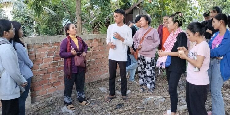 ពលរដ្ឋជាច្រើនាក់នៅឃុំតាជេស នាំគ្នាតវ៉ាកាលពីខែមិថុនា ឆ្នាំ២០២៣ សុំឱ្យនាយកសាលាបឋមសិក្សាវត្តថ្មី និងអាជ្ញាធរជួយបើករបងសាលាទំហំ២ម៉ែត្រ ដើម្បីឱ្យសិស្សអាចចូលតាមច្រកខាងក្រោយ ដើម្បីបង្កភាពងាយស្រួលនិងបញ្ជៀសគ្រោះថ្នាក់ចរាចរណ៍ដល់សិស្ស។ (លោក ស្ងួន ញឿន)