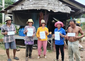 ប្រជាសហគមន៍ឡពាង ៥រូប ដែលសាលាឧទ្ធរណ៍រាជធានីភ្នំពេញកោះហៅឱ្យចូលបំភ្លឺនៅដើម ខែសីហា ឆ្នាំ២០២៣ ជុំវិញសំណុំរឿងវិវាទដីធ្លីជាមួយក្រុមហ៊ុនខេឌីស៊ី(KDC)ឈរកាន់ដីកាកោះនៅថ្ងៃទី២៩ ខែកក្កដា ឆ្នាំ២០២៣។ (ពលរដ្ឋអ្នកសារព័ត៌មាន)