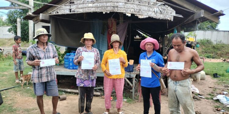 ប្រជាសហគមន៍ឡពាង ៥រូប ដែលសាលាឧទ្ធរណ៍រាជធានីភ្នំពេញកោះហៅឱ្យចូលបំភ្លឺនៅដើម ខែសីហា ឆ្នាំ២០២៣ ជុំវិញសំណុំរឿងវិវាទដីធ្លីជាមួយក្រុមហ៊ុនខេឌីស៊ី(KDC)ឈរកាន់ដីកាកោះនៅថ្ងៃទី២៩ ខែកក្កដា ឆ្នាំ២០២៣។ (ពលរដ្ឋអ្នកសារព័ត៌មាន)