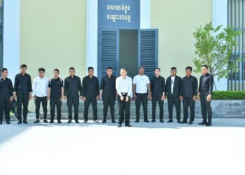 លោក ហ៊ី គឹមហុង អគ្គនាយកក្រុមហ៊ុនពិភពដីមាស(អាវសកណ្តាល) រួមជាមួយអង្គរក្ស១៣នាក់ផ្សេងទៀតត្រូវបានចាប់ខ្លួន កាលពីថ្ងៃទី៧ ខែសីហា ឆ្នាំ២០២៣ នៅទីតាំងក្រុមហ៊ុន ក្នុងសង្កាត់ពន្សាំង ខណ្ឌព្រែកព្នៅ រាជធានីភ្នំពេញ។ (រូបភាពផ្តល់ឱ្យ)