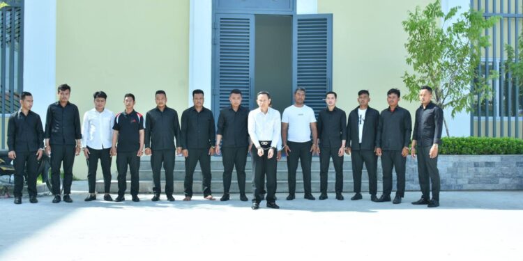 លោក ហ៊ី គឹមហុង អគ្គនាយកក្រុមហ៊ុនពិភពដីមាស(អាវសកណ្តាល) រួមជាមួយអង្គរក្ស១៣នាក់ផ្សេងទៀតត្រូវបានចាប់ខ្លួន កាលពីថ្ងៃទី៧ ខែសីហា ឆ្នាំ២០២៣ នៅទីតាំងក្រុមហ៊ុន ក្នុងសង្កាត់ពន្សាំង ខណ្ឌព្រែកព្នៅ រាជធានីភ្នំពេញ។ (រូបភាពផ្តល់ឱ្យ)