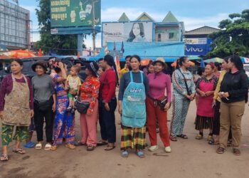 ទិដ្ឋភាពតវ៉ារបស់អាជីវករលក់ដូរនៅផ្សារសំរោង ខេត្តឧត្តរមានជ័យ កាលពីថ្ងៃទី២៥ ខែសីហា ឆ្នាំ២០២៣ ក្រោយមានការយកថ្លៃភាស៊ីផ្សារមិនប្រក្រតី។ (រូបភាព ចៀវ ពន្លឺ)