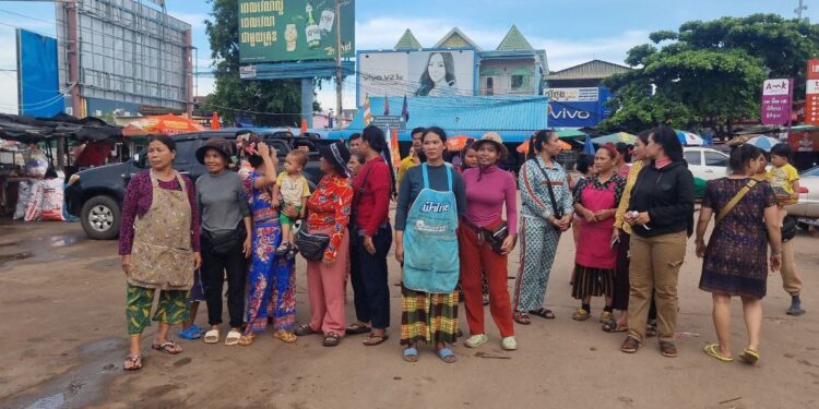 ទិដ្ឋភាពតវ៉ារបស់អាជីវករលក់ដូរនៅផ្សារសំរោង ខេត្តឧត្តរមានជ័យ កាលពីថ្ងៃទី២៥ ខែសីហា ឆ្នាំ២០២៣ ក្រោយមានការយកថ្លៃភាស៊ីផ្សារមិនប្រក្រតី។ (រូបភាព ចៀវ ពន្លឺ)