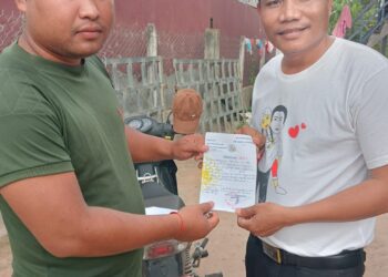 មន្ត្រីនគរបាលយុត្តិធម៌ប្រគល់លិខិតកោះហៅ ចាងហ្វាងគេហទំព័រសារព័ត៌មានអនឡាញ ខេអេចផ្លើសញ៉ូ (KH Plus News) លោក ផាត់ ហ៊ន ដើម្បីឱ្យចូលបំភ្លឺនៅថ្ងៃទី១ ខែកញ្ញា ឆ្នាំ២០២៣ តាមពាក្យបណ្តឹងរបស់មេធាវី ពីបទបរិហាកេរ្តិ៍ជាសាធារណៈ។ (ទំព័រហ្វេប៊ុក KH Plus News)