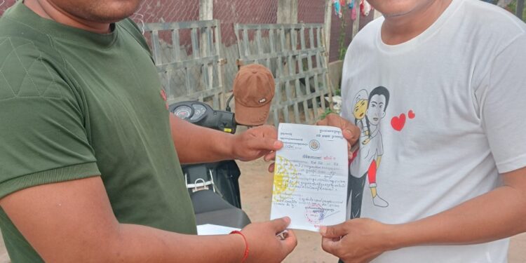 មន្ត្រីនគរបាលយុត្តិធម៌ប្រគល់លិខិតកោះហៅ ចាងហ្វាងគេហទំព័រសារព័ត៌មានអនឡាញ ខេអេចផ្លើសញ៉ូ (KH Plus News) លោក ផាត់ ហ៊ន ដើម្បីឱ្យចូលបំភ្លឺនៅថ្ងៃទី១ ខែកញ្ញា ឆ្នាំ២០២៣ តាមពាក្យបណ្តឹងរបស់មេធាវី ពីបទបរិហាកេរ្តិ៍ជាសាធារណៈ។ (ទំព័រហ្វេប៊ុក KH Plus News)