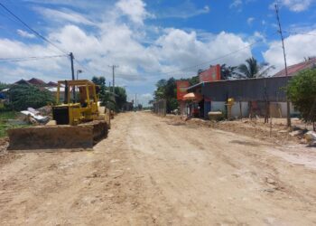 ទិដ្ឋភាពគ្រឿងចក្រនៅលើផ្លូវមួយខ្សែដែលកំពុងសាងសង់ ក្រោមគម្រោងរបស់មន្ទីរអភិវឌ្ឍន៍ជនបទ ដែលផ្លូវនេះមានប្រវែង៦គីឡូម៉ែត្រ និងទទឹង ១០ម៉ែត្រ ហើយឆ្លងកាត់ឃុំចំនួន២ គឺឃុំអំពៅព្រៃ និងឃុំកណ្តោក នៃស្រុកកណ្តាលស្ទឹង ខេត្តកណ្តាល កាលពីខែសីហា ឆ្នាំ២០២៣។ (ពលរដ្ឋអ្នកសារព័ត៌មាន)