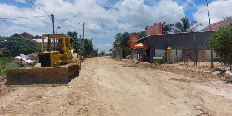 ទិដ្ឋភាពគ្រឿងចក្រនៅលើផ្លូវមួយខ្សែដែលកំពុងសាងសង់ ក្រោមគម្រោងរបស់មន្ទីរអភិវឌ្ឍន៍ជនបទ ដែលផ្លូវនេះមានប្រវែង៦គីឡូម៉ែត្រ និងទទឹង ១០ម៉ែត្រ ហើយឆ្លងកាត់ឃុំចំនួន២ គឺឃុំអំពៅព្រៃ និងឃុំកណ្តោក នៃស្រុកកណ្តាលស្ទឹង ខេត្តកណ្តាល កាលពីខែសីហា ឆ្នាំ២០២៣។ (ពលរដ្ឋអ្នកសារព័ត៌មាន)