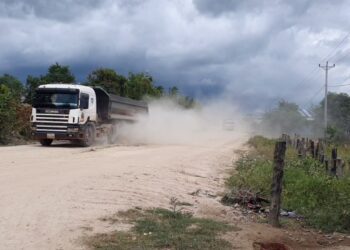 ទិដ្ឋភាពរថយន្តដឹកដី និងខ្សាច់ របស់ក្រុមហ៊ុនឯកជនមួយដែលកំពុងបើកឆ្លងកាត់នៅក្នុងភូមិពាមរស់ ឃុំរស្មីសាមគ្គី ស្រុកឱរ៉ាល់ ខេត្តកំពង់ស្ពឺ នៅថ្ងៃទី ៣១ ខែសីហា ឆ្នាំ២០២៣។ (រូបថតស្គ្រីនហ្សតពីវីដេអូ)