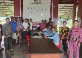 ពលរដ្ឋ ១៨នាក់តំណាងឱ្យពលរដ្ឋ៦៦គ្រួសារនាំគ្នាទៅសាលាសង្កាត់ព្រែកត្នោតកាលពីថ្ងៃទី១១ ខែកញ្ញា ឆ្នាំ២០២៣ ដើម្បីឱ្យចៅសង្កាត់ព្រែកត្នោត ជួយដោះស្រាយបញ្ហាដីធ្លីជាមួយ លោក យឹម សុគន្ធ និងលោក មាស ធំ ដែលអ្នកស្រុកបញ្ជាក់ថា បានធ្វើប្លង់រំលោភយកដីស្រែចម្ការរបស់ពលរដ្ឋ។ (ផ្តល់ឱ្យ)