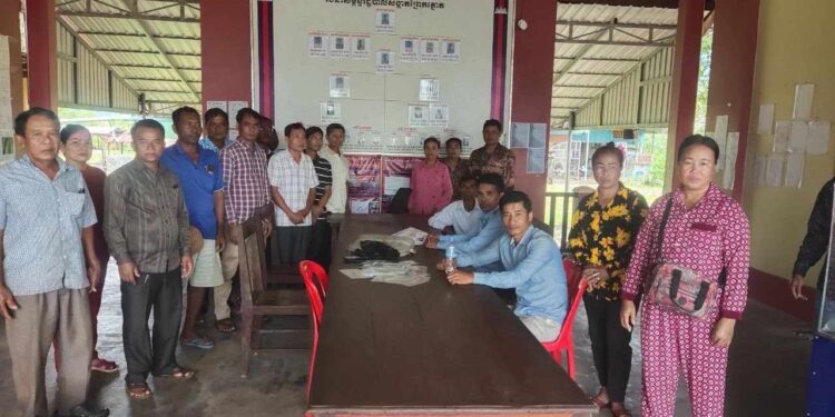 ពលរដ្ឋ ១៨នាក់តំណាងឱ្យពលរដ្ឋ៦៦គ្រួសារនាំគ្នាទៅសាលាសង្កាត់ព្រែកត្នោតកាលពីថ្ងៃទី១១ ខែកញ្ញា ឆ្នាំ២០២៣ ដើម្បីឱ្យចៅសង្កាត់ព្រែកត្នោត ជួយដោះស្រាយបញ្ហាដីធ្លីជាមួយ លោក យឹម សុគន្ធ និងលោក មាស ធំ ដែលអ្នកស្រុកបញ្ជាក់ថា បានធ្វើប្លង់រំលោភយកដីស្រែចម្ការរបស់ពលរដ្ឋ។ (ផ្តល់ឱ្យ)