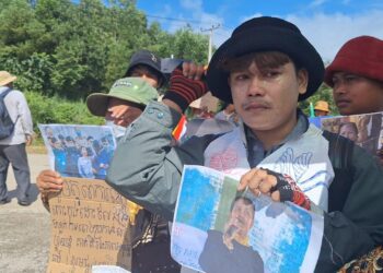 កូនប្រុសអ្នកស្រី ផាវ ញ៉ើង កាន់រូបថតម្តាយនឹងដៃ រួមជាមួយពលរដ្ឋប្រមាណ២០០នាក់ទៀតមកពីសហគមន៌មកពីរនៃ ស្រុកស្រែអំបិល និងស្រុកបុទុមសាគរ ខេត្តកោះកុង ដោយនាំគ្នាអង្គុយខាងមុខសាលាឧទ្ធរណ៍តំបន់ព្រះសីហនុ នៅព្រឹកថ្ងៃទី៥ ខែតុលា ឆ្នាំ២០២៣ ទាមទាឱ្យដោះលែងដោយគ្មានលក្ខខណ្ឌ និងទម្លាក់ការចោទប្រកាន់ទៅលើ អ្នកស្រី ផាវ ញ៉ើង និងអ្នកស្រី សេង លីន។ (ហ្វេសប៊ុក សហគមន៍ជីខក្រោម ខេត្តកោះកុង)