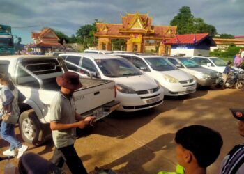 ទិដ្ឋភាពរថយន្តឈ្នួលជាច្រើនប្រមូលផ្តុំគ្នាតវ៉ានៅច្រកអន្តរជាតិអូរស្មាច់ ស្ថិតក្នុងសង្កាត់អូរស្មាច់ ក្រុងសំរោង ខេត្តឧត្តរមានជ័យ បង្កការកកស្ទះជាង២០នាទីនៅថ្ងៃទី៥ ខែឧសភា ឆ្នាំ២០២៣នេះ។ (ចៀវ ពន្លឺ)