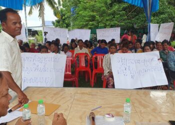 ទិដ្ឋភាពក្នុងពិធីប្រារព្ធសិទ្ធិលំនៅឋានខួបលើកទី៣៨ ឃុំក្រាំងដីវ៉ាយ ស្រុកភ្នំស្រួច ខេត្តកំពង់ស្ពឺ កាលពីថ្ងៃទី៣ ខែឧសភាឆាំ២០២៣ ដោយពលរដ្ឋនៅតែបន្តទាមទារឱ្យអាជ្ញាធរដោះស្រាយសំណងសមរម្យក្នុងវិវាទដីធ្លីជាមួយក្រុមហ៊ុនស្ករអំពៅ ។ (ពលរដ្ឋអ្នកសារព័ត៌មាន អ្នកស្រី មុំ សុភី)