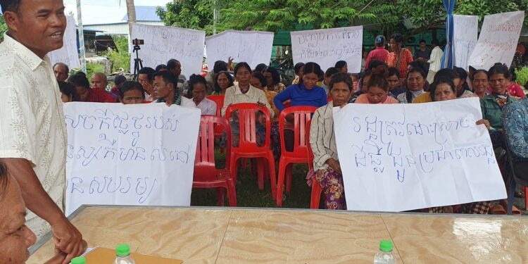 ទិដ្ឋភាពក្នុងពិធីប្រារព្ធសិទ្ធិលំនៅឋានខួបលើកទី៣៨ ឃុំក្រាំងដីវ៉ាយ ស្រុកភ្នំស្រួច ខេត្តកំពង់ស្ពឺ កាលពីថ្ងៃទី៣ ខែឧសភាឆាំ២០២៣ ដោយពលរដ្ឋនៅតែបន្តទាមទារឱ្យអាជ្ញាធរដោះស្រាយសំណងសមរម្យក្នុងវិវាទដីធ្លីជាមួយក្រុមហ៊ុនស្ករអំពៅ ។ (ពលរដ្ឋអ្នកសារព័ត៌មាន អ្នកស្រី មុំ សុភី)