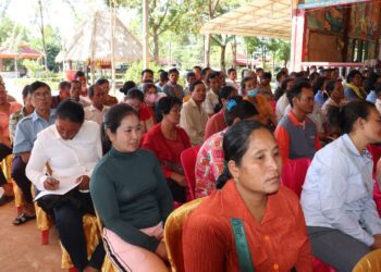 ទិដ្ឋភាពពលរដ្ឋចូលរួមក្នុងវេទិកាផ្សព្វផ្សាយ និងពិគ្រោះយោបល់រវាងក្រុមប្រឹក្សាខេត្តឧត្តរមានជ័យ នៅបរិវេណវត្តជ័យទឹកជុំ ហៅវត្តអន្លង់វែង ស្ថិតនៅភូមិថ្នល់កែង ឃុំអន្លង់វែង កាលពីថ្ងៃទី១ ខែវិច្ឆិកា ឆ្នាំ២០២៣។ (ចៀវ ពន្លឺ)