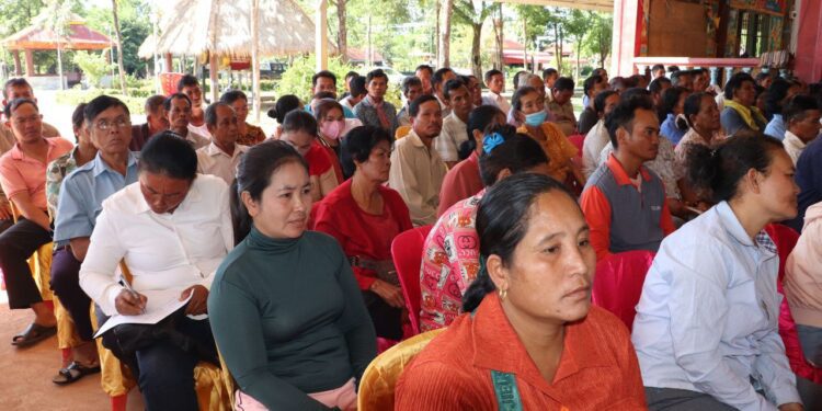 ទិដ្ឋភាពពលរដ្ឋចូលរួមក្នុងវេទិកាផ្សព្វផ្សាយ និងពិគ្រោះយោបល់រវាងក្រុមប្រឹក្សាខេត្តឧត្តរមានជ័យ នៅបរិវេណវត្តជ័យទឹកជុំ ហៅវត្តអន្លង់វែង ស្ថិតនៅភូមិថ្នល់កែង ឃុំអន្លង់វែង កាលពីថ្ងៃទី១ ខែវិច្ឆិកា ឆ្នាំ២០២៣។ (ចៀវ ពន្លឺ)