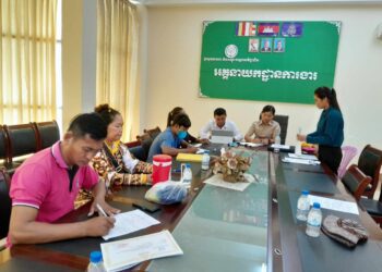 ប្រធានសហជីពស្មារតីខ្មែរនិងកម្មកររោងចក្រ សិនតៃ ហ្គាមេន បានទៅដាក់ពាក្យប្ដឹងនៅក្រសួងការងារ និងណ្តុះបណ្តាលវិជ្ជាជីវៈ នៅថ្ងៃទី៨ ខែវិច្ឆិកា ឆ្នាំ២០២៣ជុំវិញបញ្ហាដែលកើតឡើងលើកម្មករ ។ (រូបថតផ្ដល់ឱ្យ)