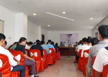 ទិដ្ឋភាពពលរដ្ឋ និងយុវជនចំនួនប្រមាណ ៦០នាក់ចូលរួមកម្មវិធីកិច្ចពិភាក្សាស្ដីអំពី ប្រជាធិបតេយ្យ និងការបោះឆ្នោត ស្ថិតនៅក្រុងស្វាយរៀង ខេត្តស្វាយរៀង កាលពីថ្ងៃទី១២ ខែវិច្ឆិកា ឆ្នាំ២០២៣។ (ថតរូបដោយលោក សួន វុត្ថា)