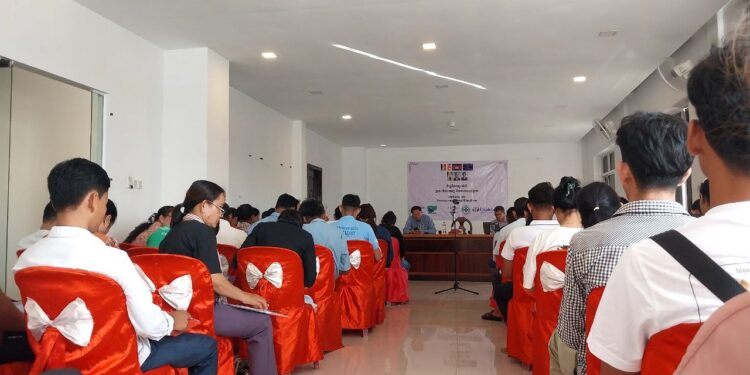 ទិដ្ឋភាពពលរដ្ឋ និងយុវជនចំនួនប្រមាណ ៦០នាក់ចូលរួមកម្មវិធីកិច្ចពិភាក្សាស្ដីអំពី ប្រជាធិបតេយ្យ និងការបោះឆ្នោត ស្ថិតនៅក្រុងស្វាយរៀង ខេត្តស្វាយរៀង កាលពីថ្ងៃទី១២ ខែវិច្ឆិកា ឆ្នាំ២០២៣។ (ថតរូបដោយលោក សួន វុត្ថា)