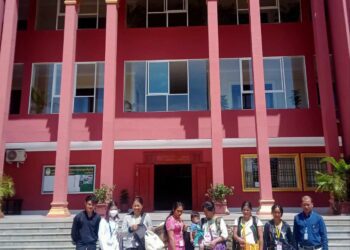 ជនជាតិដើមភាគតិចពូនងខេត្តមណ្ឌលគិរី និងមេធាវីការពារក្តី ក្នុងពេលចូលរួមសវនាការនៅសាលាឧទ្ធរណ៍ត្បូងឃ្មុំ កាលពីថ្ងៃទី១៣ ខែមិថុនា ឆ្នាំ២០២៣។ (រូបផ្តល់ឱ្យ)