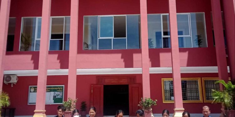 ជនជាតិដើមភាគតិចពូនងខេត្តមណ្ឌលគិរី និងមេធាវីការពារក្តី ក្នុងពេលចូលរួមសវនាការនៅសាលាឧទ្ធរណ៍ត្បូងឃ្មុំ កាលពីថ្ងៃទី១៣ ខែមិថុនា ឆ្នាំ២០២៣។ (រូបផ្តល់ឱ្យ)