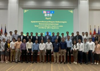 ជំនួបរវាងអ្នកកាសែត ជាមួយតំណាងក្រសួងមហាផ្ទៃ ក្នុងកិច្ចប្រជុំកំណែទម្រង់បញ្ហារដ្ឋបាលថ្នាក់ក្រោមជាតិមួយចំនួននៅទីស្ដីការក្រសួងមហាផ្ទៃ កាលពីថ្ងៃទី៨ ខែធ្នូ ឆ្នាំ២០២៣។ (រូបថតផ្តល់ឱ្យដោយ អង្គការInternews)