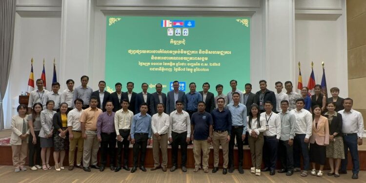 ជំនួបរវាងអ្នកកាសែត ជាមួយតំណាងក្រសួងមហាផ្ទៃ ក្នុងកិច្ចប្រជុំកំណែទម្រង់បញ្ហារដ្ឋបាលថ្នាក់ក្រោមជាតិមួយចំនួននៅទីស្ដីការក្រសួងមហាផ្ទៃ កាលពីថ្ងៃទី៨ ខែធ្នូ ឆ្នាំ២០២៣។ (រូបថតផ្តល់ឱ្យដោយ អង្គការInternews)