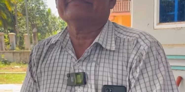 អតីតមេភូមិចម្ការអូរលោក អ៊ិន មាន ដែលត្រូវបានដកតំណែងពីប្រធានភូមិ នៅខែធ្នូ ឆ្នាំ២០២៣។ (រូបភាពសត់ស្គ្រីនពីវីដេអូ)