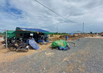 ពលរដ្ឋនៅឃុំបឹងខ្យាង ស្រុកកណ្តាលស្ទឹង ខេត្តកណ្តាល រើផ្ទះពីទីតាំងចាស់ មករស់នៅទីតាំងថ្មីក្រោយពីប៉ះពាល់ដោយគម្រោងអភិវឌ្ឍន៍ព្រលានយន្ដហោះថ្មីស្ថិតនៅឃុំអំពៅព្រៃ ស្រុកកណ្ដាលស្ទឹង ខេត្ដកណ្ដាល កាលពីថ្ងៃទី២ ខែសីហា ឆ្នាំ២០២៣។ (លោក ឃាង សុខមាន)