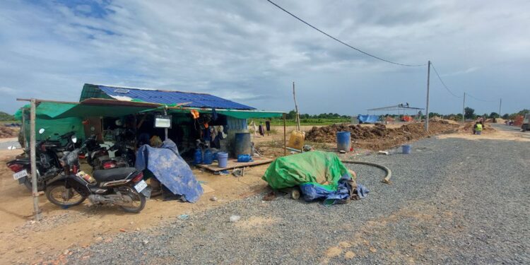 ពលរដ្ឋនៅឃុំបឹងខ្យាង ស្រុកកណ្តាលស្ទឹង ខេត្តកណ្តាល រើផ្ទះពីទីតាំងចាស់ មករស់នៅទីតាំងថ្មីក្រោយពីប៉ះពាល់ដោយគម្រោងអភិវឌ្ឍន៍ព្រលានយន្ដហោះថ្មីស្ថិតនៅឃុំអំពៅព្រៃ ស្រុកកណ្ដាលស្ទឹង ខេត្ដកណ្ដាល កាលពីថ្ងៃទី២ ខែសីហា ឆ្នាំ២០២៣។ (លោក ឃាង សុខមាន)