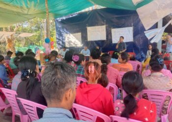 ទិដ្ឋភាពពលរដ្ឋចូលរួមក្នុងពិធីប្រារព្ធទិវាសិទ្ធិមនុស្សអន្តរជាតិខួបលើកទី៧៥ ដែលធ្វើឡើងនៅឃុំរស្មីសាមគ្គី ស្រុកឱរ៉ាល់ ខេត្តកំពង់ស្ពឺ កាលពីថ្ងៃទី៧ ខែធ្នូ ឆ្នាំ២០២៣។ (អ្នកស្រី មុំ សុភី)