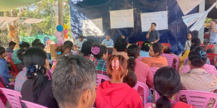 ទិដ្ឋភាពពលរដ្ឋចូលរួមក្នុងពិធីប្រារព្ធទិវាសិទ្ធិមនុស្សអន្តរជាតិខួបលើកទី៧៥ ដែលធ្វើឡើងនៅឃុំរស្មីសាមគ្គី ស្រុកឱរ៉ាល់ ខេត្តកំពង់ស្ពឺ កាលពីថ្ងៃទី៧ ខែធ្នូ ឆ្នាំ២០២៣។ (អ្នកស្រី មុំ សុភី)