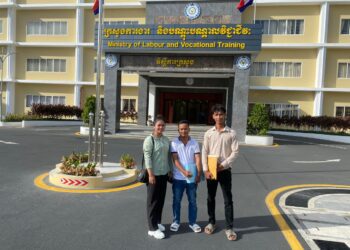 អនុប្រធានសហជីពសិទ្ធិកម្មករខ្មែរប្រចាំរោងចក្រ ស៊ិនឡន អ្នកស្រី ប៊ូ រ៉ាត់ និងក្រុមការងារសហជីពសិទ្ធិកម្មករខ្មែរ ទៅឆ្លើយបំភ្លឺនៅក្រសួងការងារ ពាក់ព័ន្ធវិវាទការងារជាមួយភាគីរោងចក្រស៊ិនឡន កាលពីថ្ងៃទី៦ ខែធ្នូ ឆ្នាំ២០២៣។ (រូបភាពផ្តល់ឱ្យ)