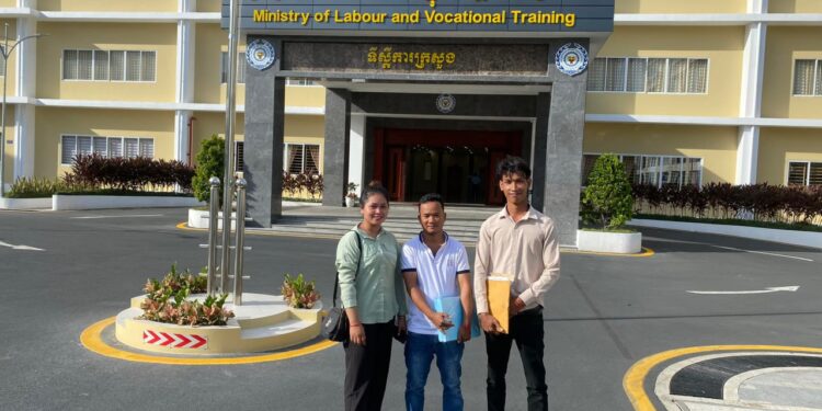 អនុប្រធានសហជីពសិទ្ធិកម្មករខ្មែរប្រចាំរោងចក្រ ស៊ិនឡន អ្នកស្រី ប៊ូ រ៉ាត់ និងក្រុមការងារសហជីពសិទ្ធិកម្មករខ្មែរ ទៅឆ្លើយបំភ្លឺនៅក្រសួងការងារ ពាក់ព័ន្ធវិវាទការងារជាមួយភាគីរោងចក្រស៊ិនឡន កាលពីថ្ងៃទី៦ ខែធ្នូ ឆ្នាំ២០២៣។ (រូបភាពផ្តល់ឱ្យ)