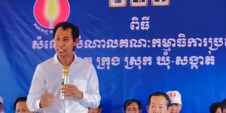 ស្ថាបនិកគណបក្សកម្លាំងជាតិលោក ស៊ុន ចន្ធី នៅក្នុងពិធីសំណេះសំណាលជាមួយគណៈកម្មាធិការប្រតិបត្តិខេត្ដ ក្រុង ស្រុក ឃុំសង្កាត់ កាលពីថ្ងៃទី៦ ខែធ្នូ ឆ្នាំ២០២៣។ (រូបភាពពីផេកគណបក្សកម្លាំជាតិ)