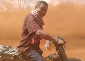 ប្រជាពលរដ្ឋរស់នៅឃុំជាំក្រវៀន ស្រុកមេមត់ ខេត្តត្បូងឃ្មុំ ជិះកាត់លើផ្លូវមួយខ្សែក្នុងឃុំនៅថ្ងៃទី១១ ខែមករាឆ្នាំ២០២៤ដែលមានសភាពដីហុយខ្លាំង។ (រូបភាពផ្ដល់ឱ្យ)