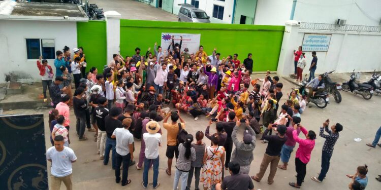 សកម្មភាពកម្មកររោងចក្រ ហួយ ស៊ីនទូ នាំគ្នាតវ៉ាកាលពីខែវិច្ឆិកា ឆ្នាំ២០២៣ ដោយទាមទារឱ្យភាគីរោងចក្រនេះទទួលថ្នាក់ដឹកនាំសហជីពឱ្យចូលធ្វើការវិញ។ (រូបភាពផ្តល់ឱ្យ)