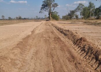 ទិដ្ឋភាពផ្លូវដែលប្រជាពលរដ្ឋរស់នៅភូមិឆ្អើប សង្កាត់សំរោង ក្រុងសំរោង ខេត្តឧត្តរមានជ័យ ចូលរួមថវិកាដើម្បីកសាងផ្លូវសម្រាប់ការធ្វើដំណើរក្នុងសហគមន៍របស់ពួកគាត់នៅថ្ងៃទី១៥ ខែមករា ឆ្នាំ២០២៤។ (លោក ចៀវ ពន្លឺ)