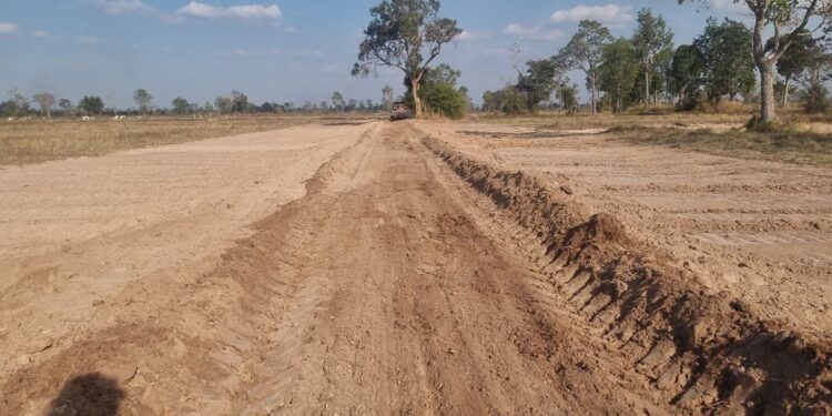 ទិដ្ឋភាពផ្លូវដែលប្រជាពលរដ្ឋរស់នៅភូមិឆ្អើប សង្កាត់សំរោង ក្រុងសំរោង ខេត្តឧត្តរមានជ័យ ចូលរួមថវិកាដើម្បីកសាងផ្លូវសម្រាប់ការធ្វើដំណើរក្នុងសហគមន៍របស់ពួកគាត់នៅថ្ងៃទី១៥ ខែមករា ឆ្នាំ២០២៤។ (លោក ចៀវ ពន្លឺ)