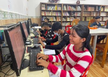 សិស្សានុសិស្សកំពុងរៀនជំនាញកុំព្យូទ័រនៅបណ្ណាល័យវត្តព្រៃតាអី ឃុំព្រៃតាអី ស្រុកស្វាយទាប ខេត្តស្វាយរៀង នៅខែមករា ឆ្នាំ២០២៤។ (លោក សួន វត្ថា)