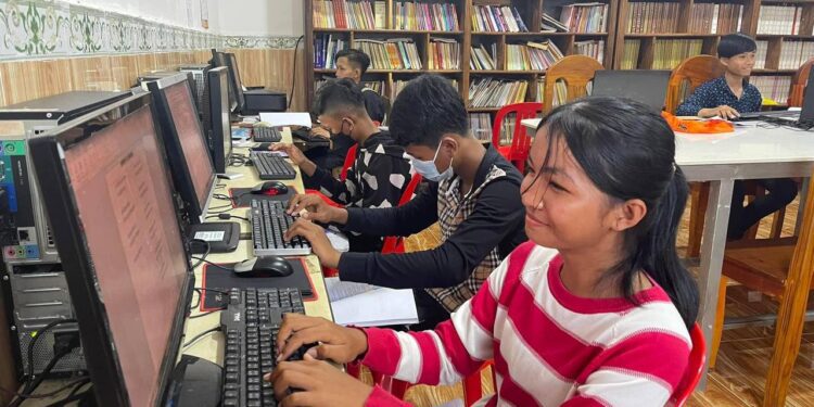 សិស្សានុសិស្សកំពុងរៀនជំនាញកុំព្យូទ័រនៅបណ្ណាល័យវត្តព្រៃតាអី ឃុំព្រៃតាអី ស្រុកស្វាយទាប ខេត្តស្វាយរៀង នៅខែមករា ឆ្នាំ២០២៤។ (លោក សួន វត្ថា)