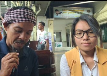 សកម្មជនសន្ធិសញ្ញាកិច្ចព្រមព្រៀងសន្តិភាពទីក្រុងប៉ារីស លោក ស្រ៊ុន ស្រ៊ន និង កញ្ញា ភួង សោភា កំពុងនិយាយពីខ្លឹមសារនៃកិច្ចព្រមព្រៀងទីក្រុងប៉ារីសនៅលើទឹកដីថៃនៅខែធ្នូ ២០២៣។ (ផ្តល់ឱ្យ)