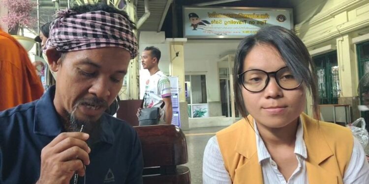 សកម្មជនសន្ធិសញ្ញាកិច្ចព្រមព្រៀងសន្តិភាពទីក្រុងប៉ារីស លោក ស្រ៊ុន ស្រ៊ន និង កញ្ញា ភួង សោភា កំពុងនិយាយពីខ្លឹមសារនៃកិច្ចព្រមព្រៀងទីក្រុងប៉ារីសនៅលើទឹកដីថៃនៅខែធ្នូ ២០២៣។ (ផ្តល់ឱ្យ)