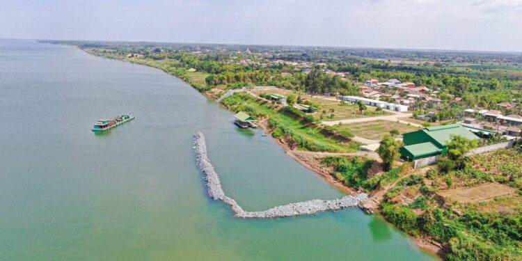 អាជ្ញាធរខេត្តកំពង់ចាមឱ្យម្ចាស់ទីតាំងកាយថ្មចេញពីទន្លេវិញក្រោយមានការរិះគន់ពីមហាជន