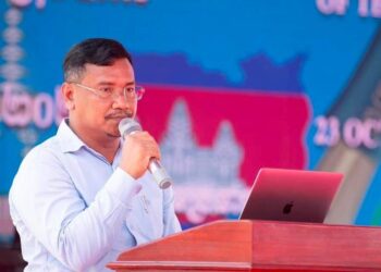 លោក ស៊ឹង សែនករុណា អនុប្រធាន និងជាអ្នកនាំពាក្យសមាគមការពារសិទ្ធិមនុស្សអាដហុកថ្លែងក្នុងពិធីប្រារព្ធខួបលើកទី៣២នៃកិច្ចព្រមព្រៀងសន្តិភាពទីក្រុងប៉ារីស ២៣ ខែតុលា ឆ្នាំ២០២៣។ (ហ្វេប៊ុក ស៊ឹង សែនករុណា)